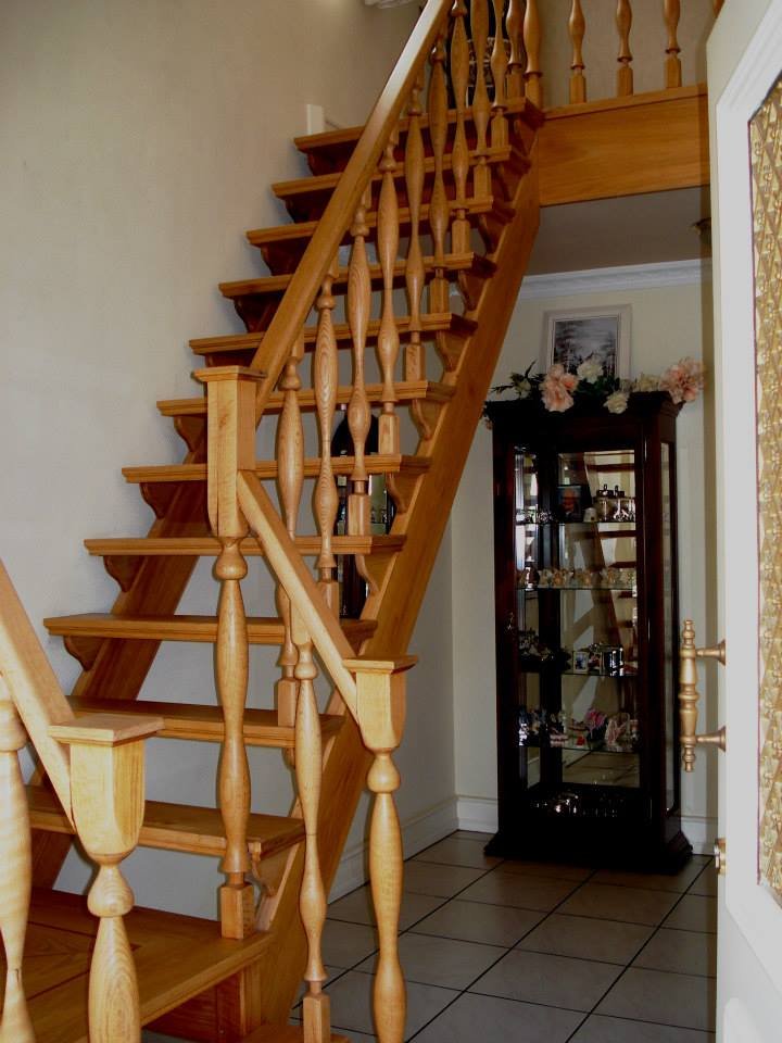 Houten hoektrap met ballustrade