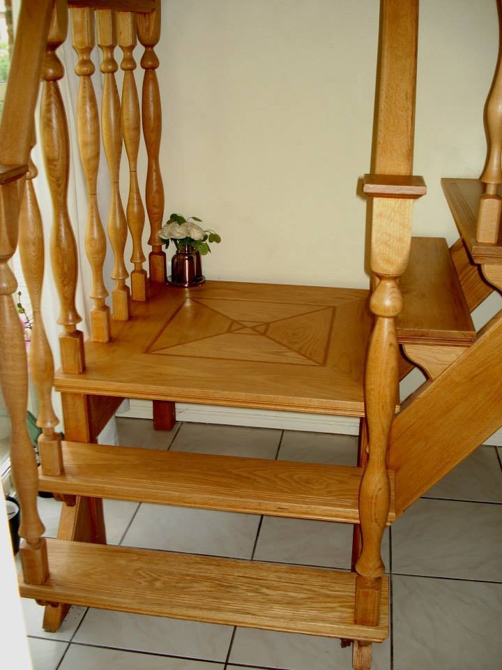 Houten kwartstrap met ballustrade