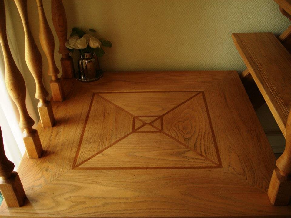 Houten hoektrap met ballustrade
