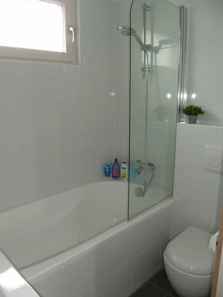 Badkamer met witte tegels