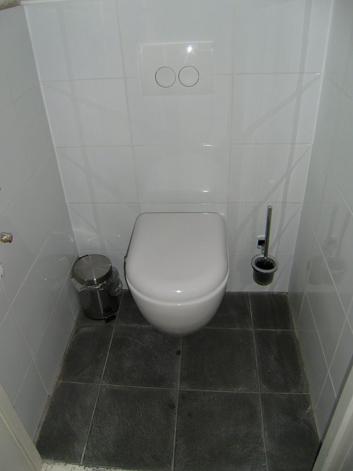 WC met donkere tegel vloer