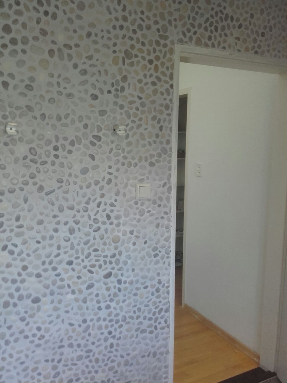 Badkamer met kiezelwand